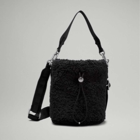 Lulu Lemon Crossbody Fleece Bucket Bag 2.5L - Picture 1 of 14